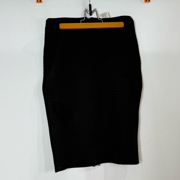 Elegant BarIII Black ribbed pencil Skirt with Green zipper‎ Accent- small - Picture 2 of 4